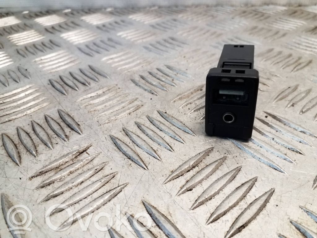 Toyota Auris E180 USB-pistokeliitin 