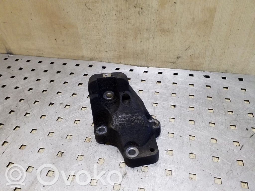 Volvo XC70 Engine mounting bracket 