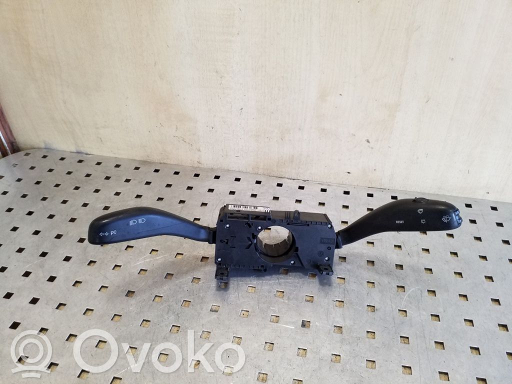 Volkswagen Polo IV 9N3 Interruptor/palanca de limpiador de luz de giro 