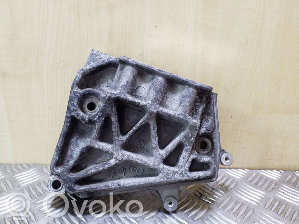 Chevrolet Captiva Engine mounting bracket 