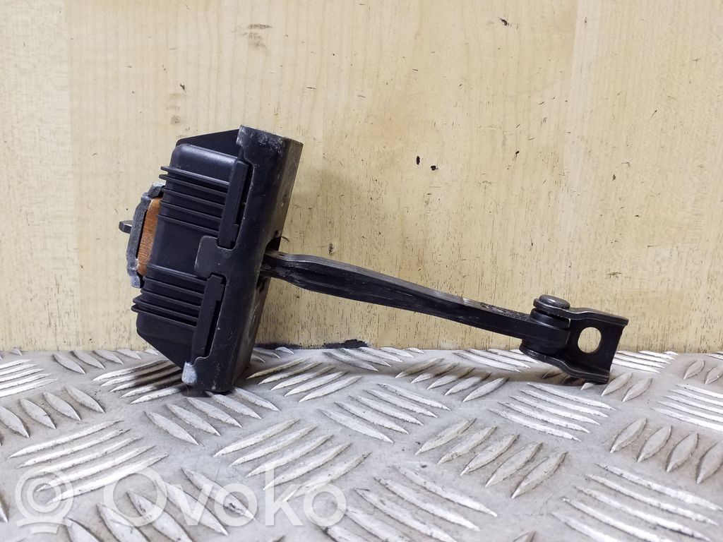 BMW X3 E83 Takaoven pidätin 