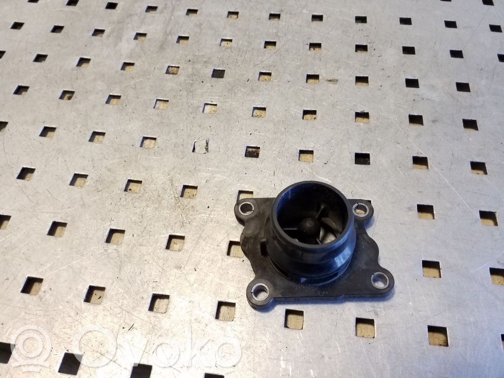 BMW 5 E60 E61 Termostaatin kotelo 