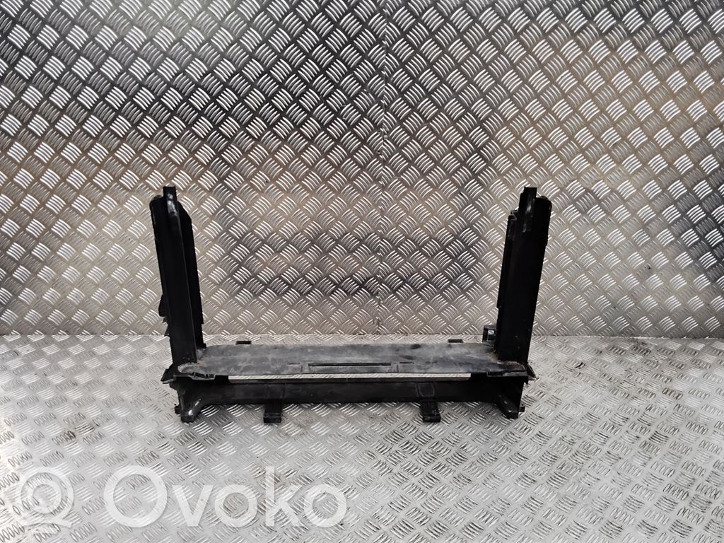 BMW 5 E60 E61 Radiatoru paneļa apakšējā daļa (televizora) 