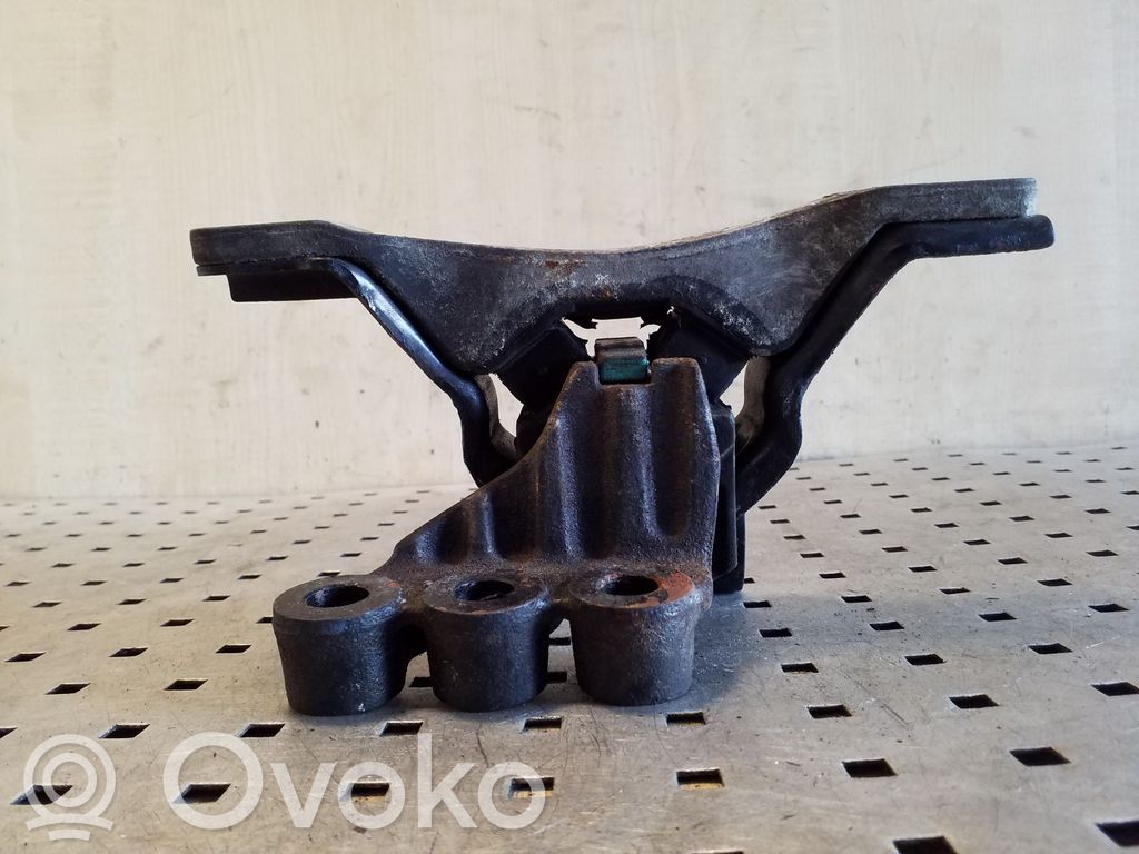 Chevrolet Captiva Engine mount bracket 