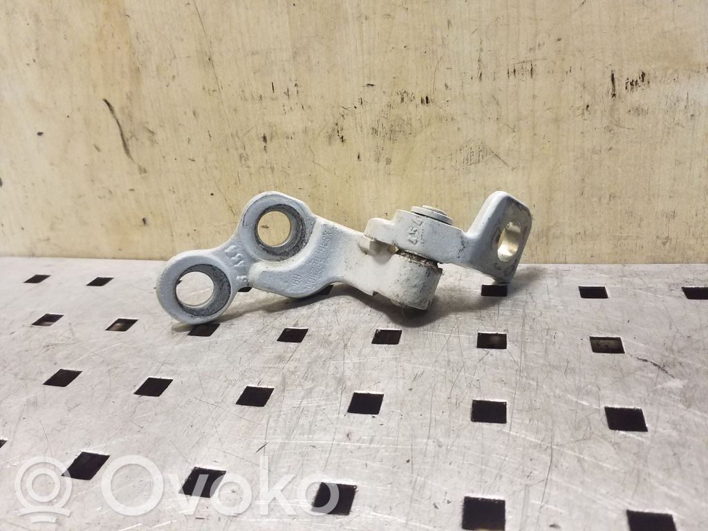 Ford Focus Priekšpusē augšējā vira (eņģe) 