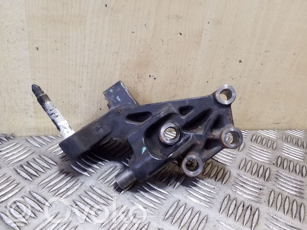 Toyota Avensis T270 Engine mounting bracket 