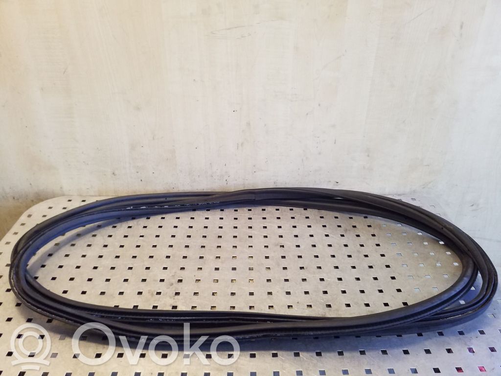 Gumowa uszczelka bagażnika tylnego / Na karoserii   8402515