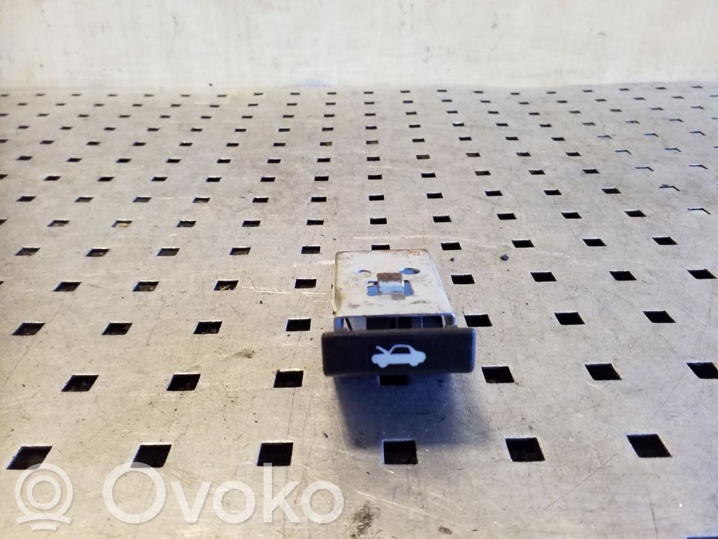 Manetă capotă