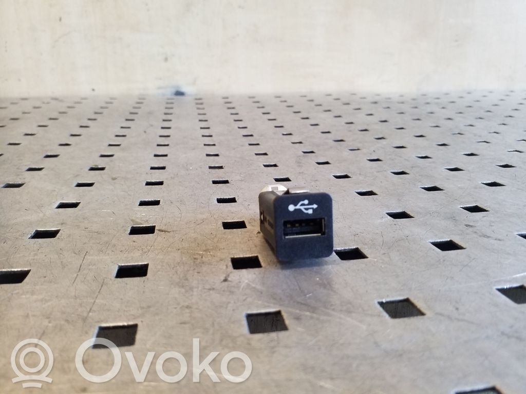 BMW 5 F10 F11 USB socket connector 