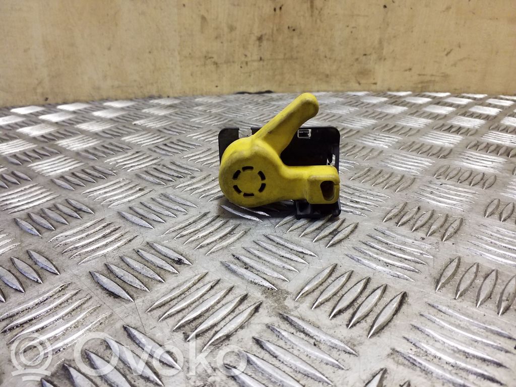 Engine bonnet (hood) release handle   BM5116A770AC
