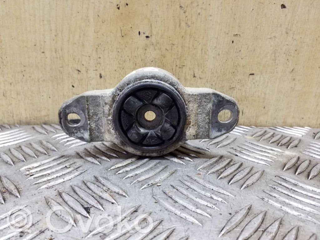 Ford Focus Etuiskunvaimentimen kannake 
