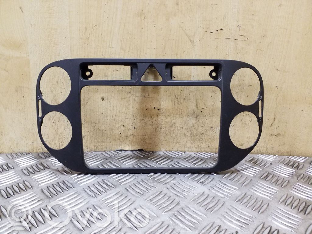 Volkswagen Golf Plus Radio/GPS head unit trim 