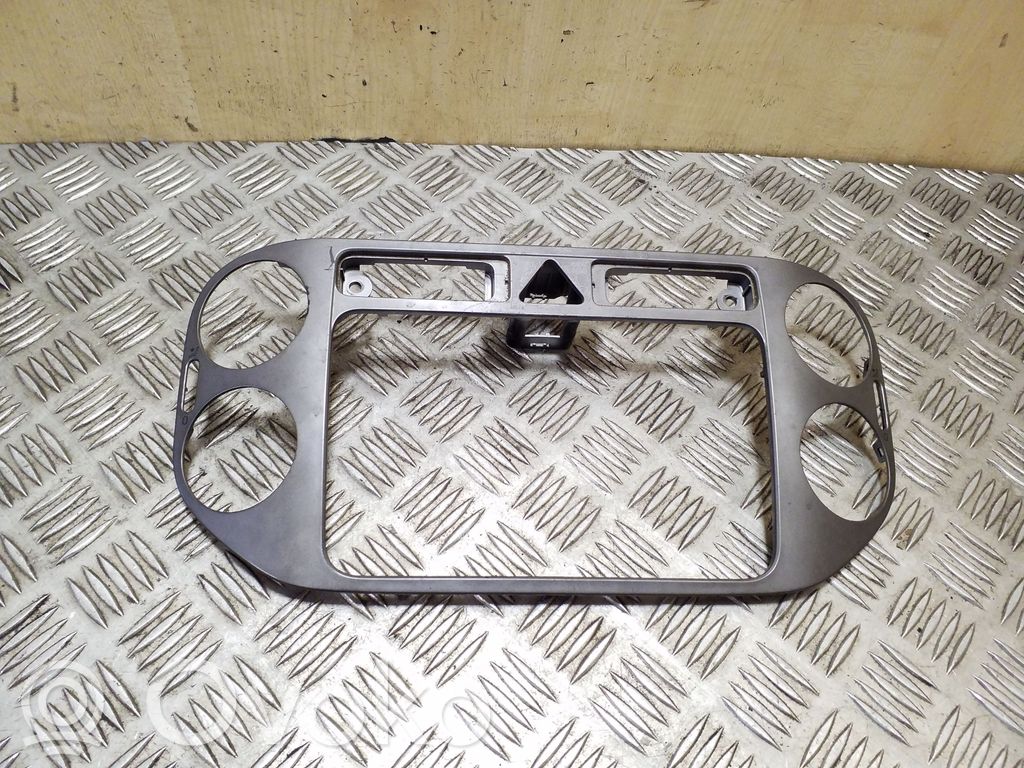 Volkswagen Tiguan Radio/GPS head unit trim 