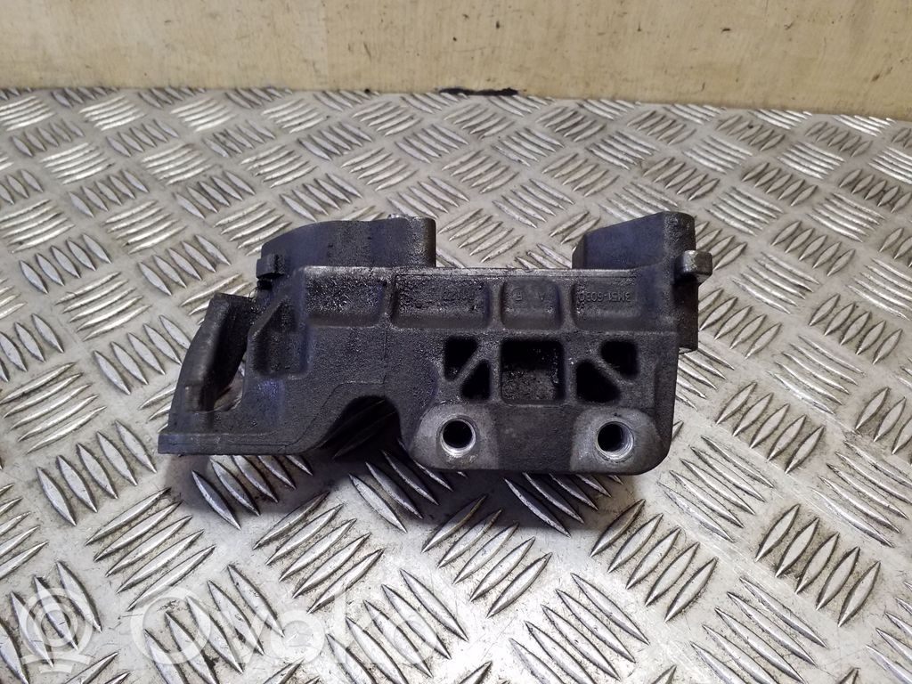 Ford Mondeo MK IV Engine mounting bracket 