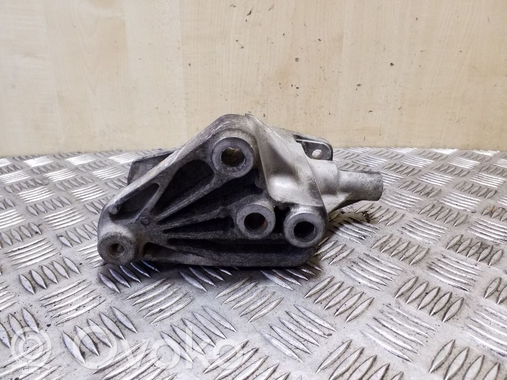 Chevrolet Captiva Engine mounting bracket 