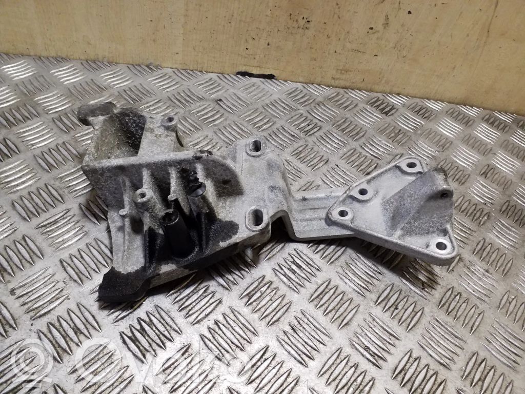 Volvo V40 Generatoriaus kronšteinas 