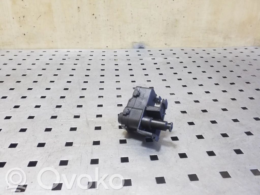 Volkswagen Touareg II Motorino del tappo del serbatoio del carburante 