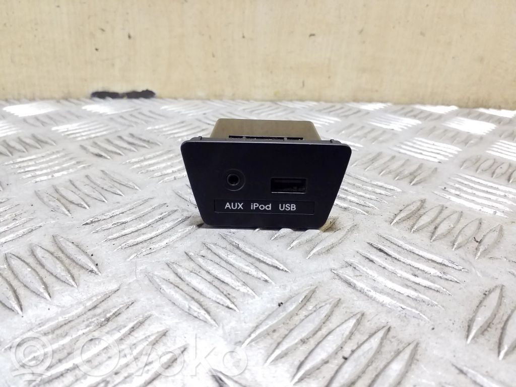 Hyundai ix35 Enchufe conector entrada auxiliar 