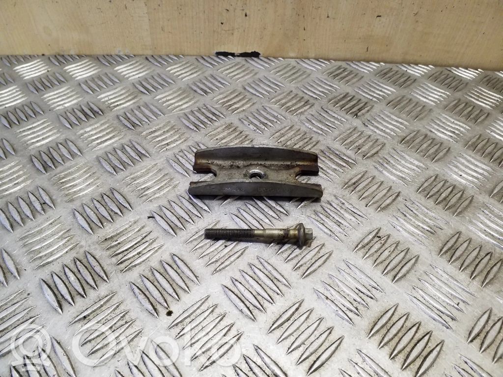 Abrazadera del inyector de combustible   BK2Q9L535AE