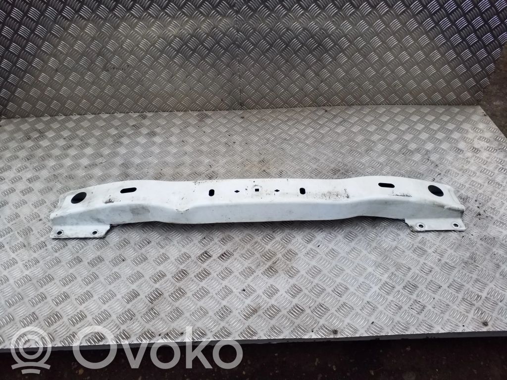Priekšpusē bampera sija / balka