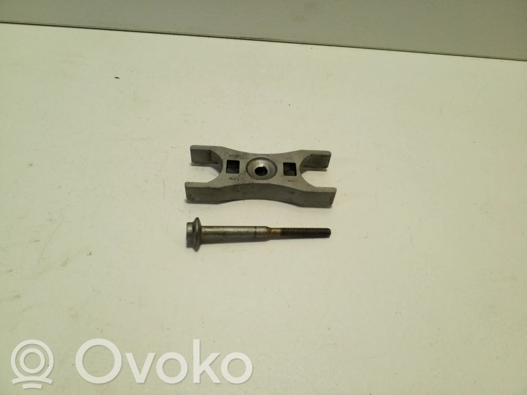 Abrazadera del inyector de combustible   04L216