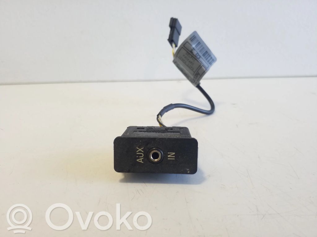 Enchufe conector entrada auxiliar   342863801,3428636,61316930561