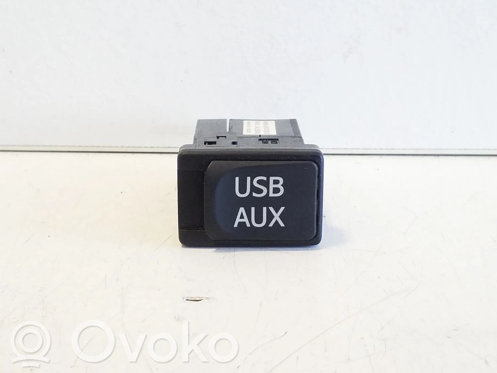 Lexus CT 200H Enchufe conector entrada auxiliar 