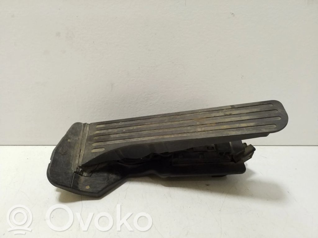Volkswagen PASSAT B6 Pedał gazu / przyspieszenia 