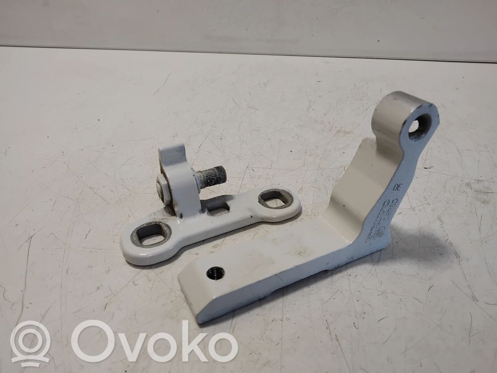 Volvo XC40 Cerniera inferiore della portiera posteriore 