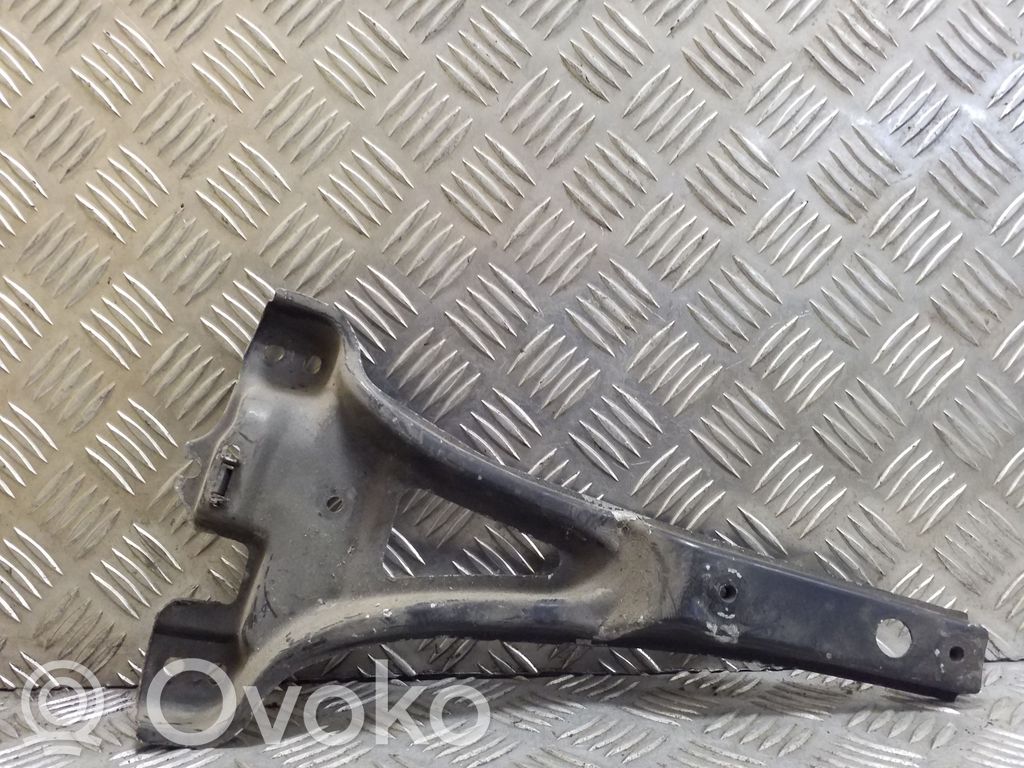 Volkswagen Golf IV Fixation de radiateur