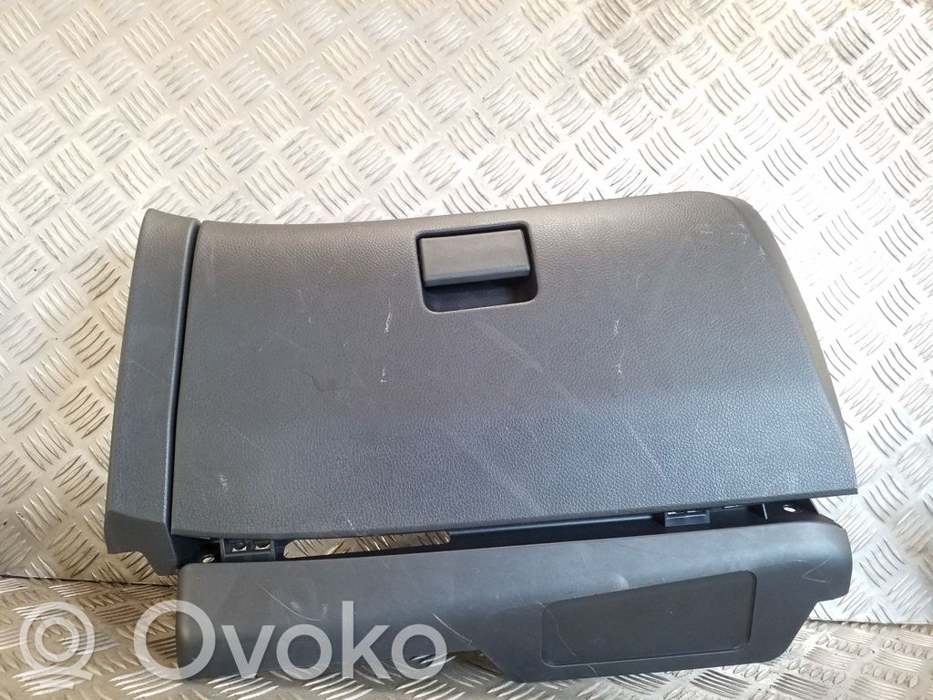 Nissan Navara D23 Handschuhfach