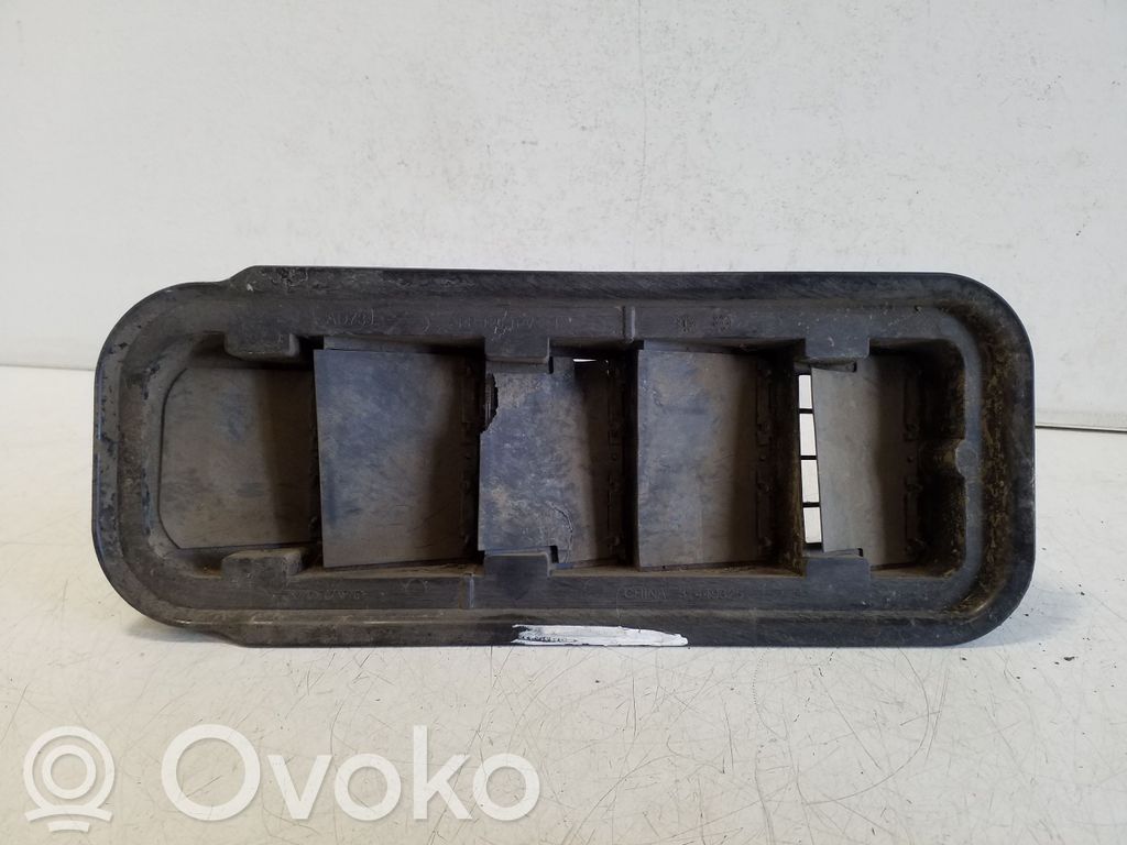 Volvo XC60 Kratka wentylacyjna pod zderzakiem tylnym 