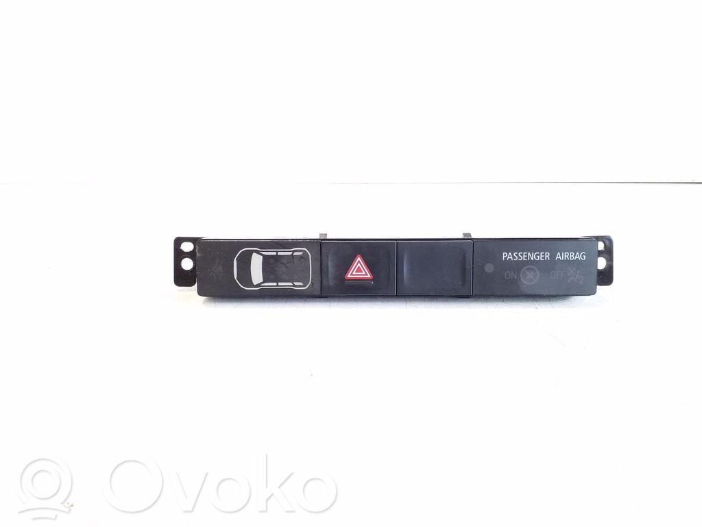 Mitsubishi L200 Hazard light switch 
