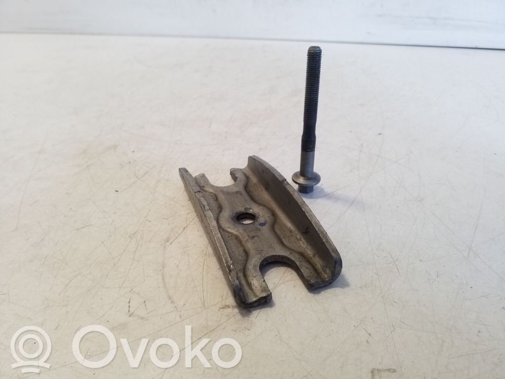 Abrazadera del inyector de combustible   BK209L535AE