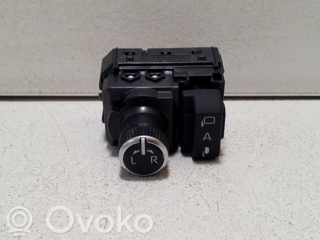 Toyota bZ4X Включатель зеркал 