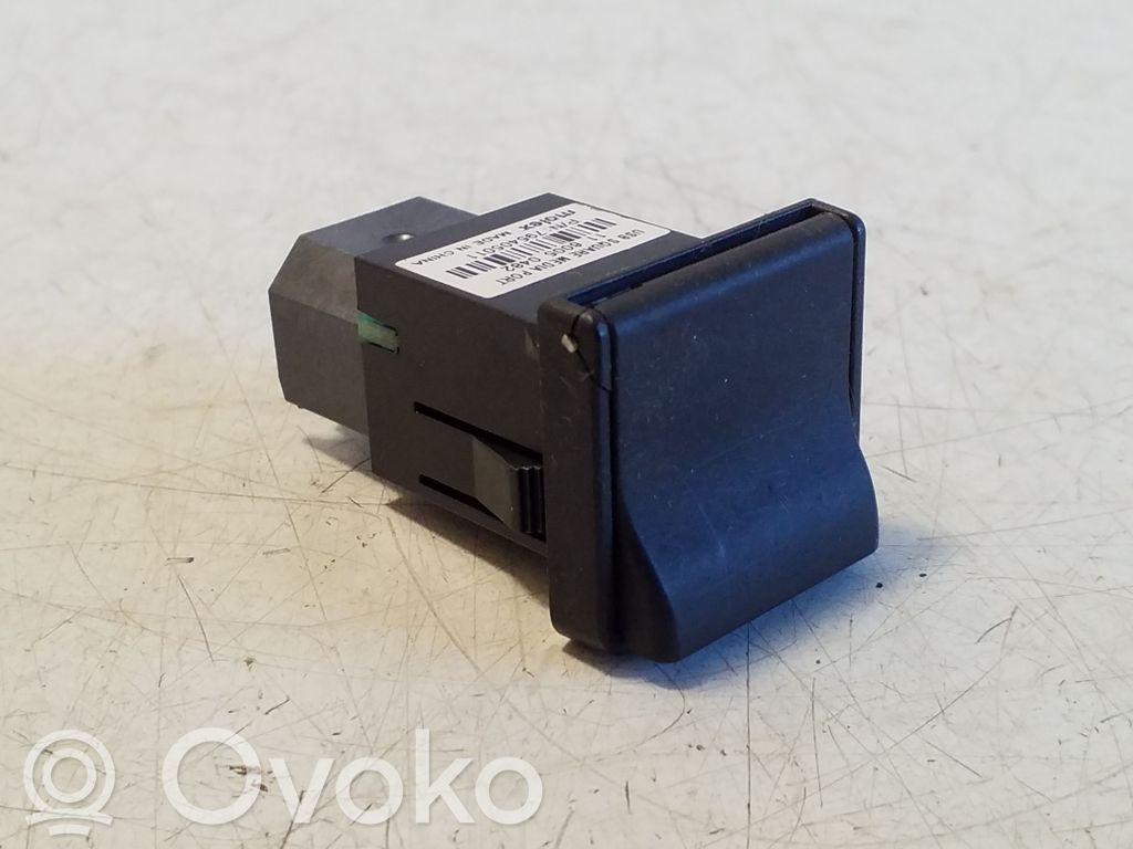 Nissan Leaf I (ZE0) Enchufe conector USB 