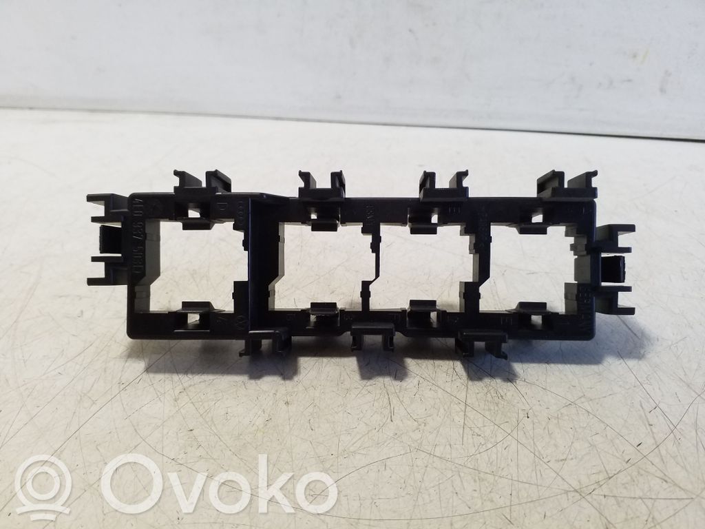 Audi A6 S6 C6 4F Relay mounting block 