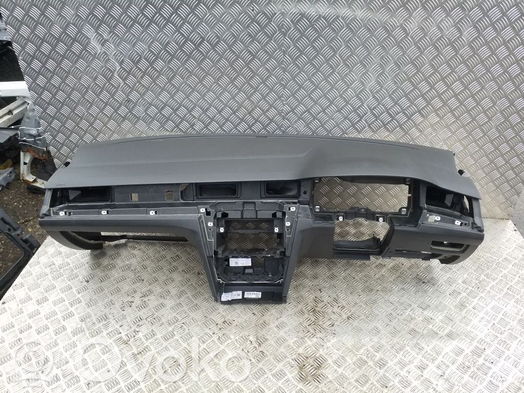 Volkswagen PASSAT B8 Deska rozdzielcza 