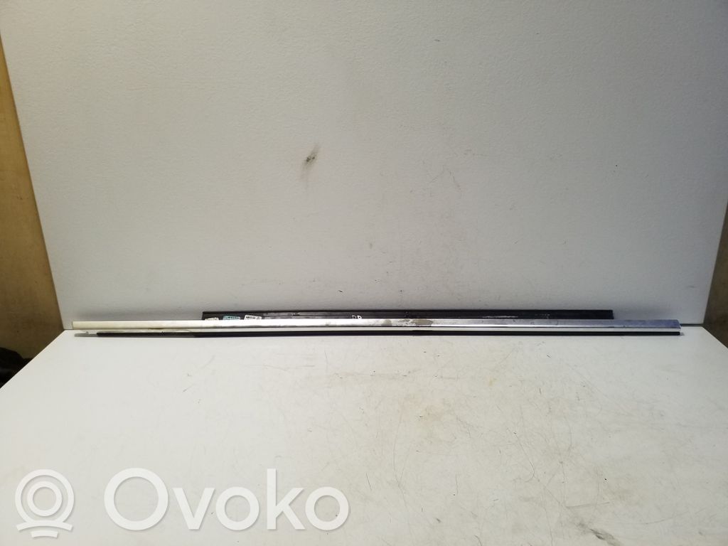 Audi Q3 8U Listwa / Uszczelka szyby drzwi przednich 