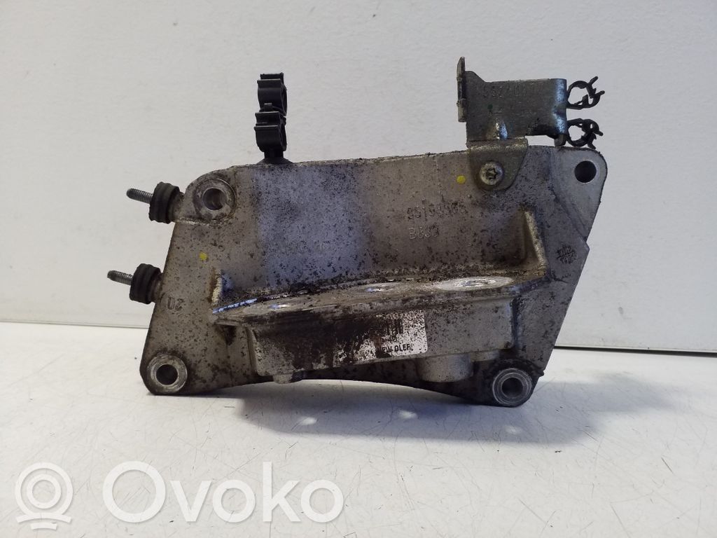 Fiat 500L Engine mounting bracket 