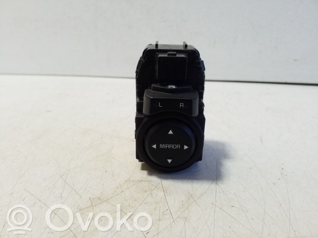 KIA Stonic Sivupeilin kytkin 