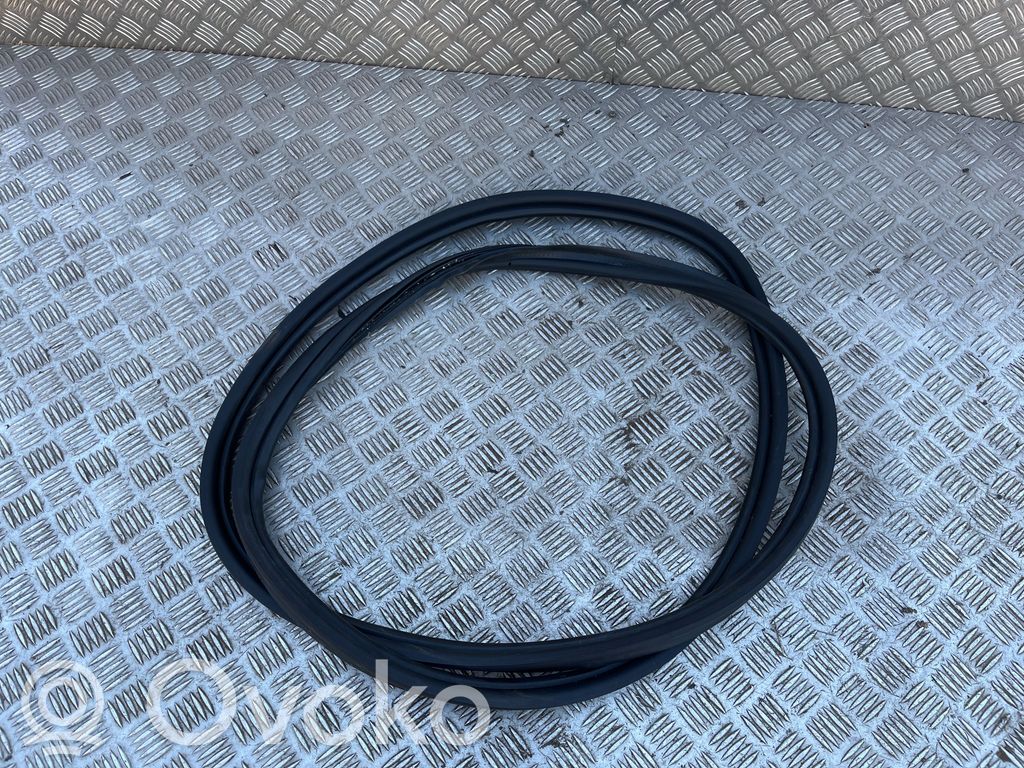 Mercedes-Benz GLB X247 Gumowa uszczelka bagażnika tylnego / Na karoserii 