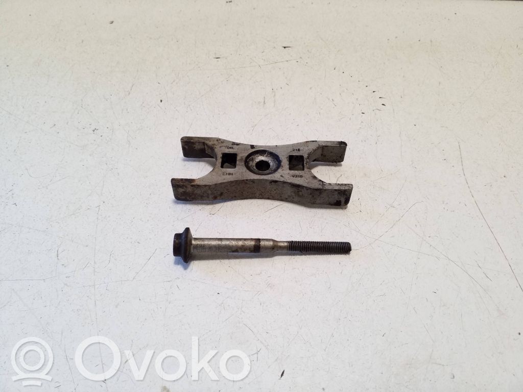 Abrazadera del inyector de combustible   04L216