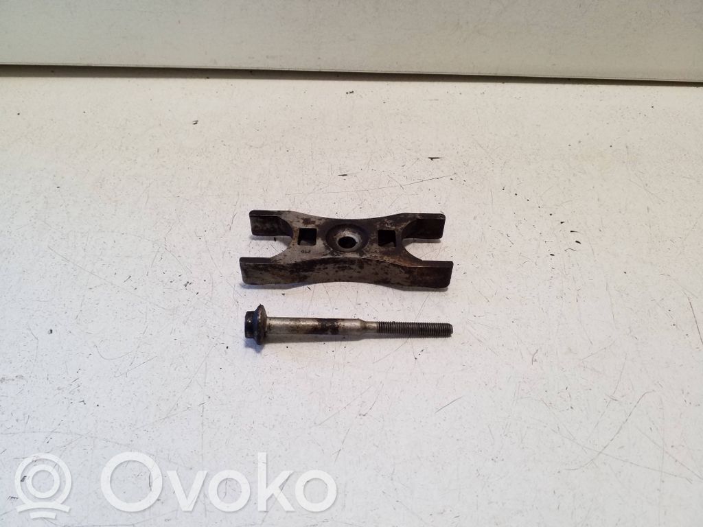 Abrazadera del inyector de combustible   04L216
