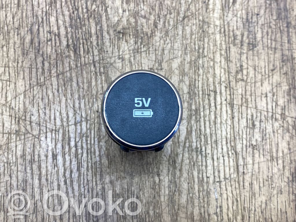 Land Rover Discovery 5 USB socket connector 