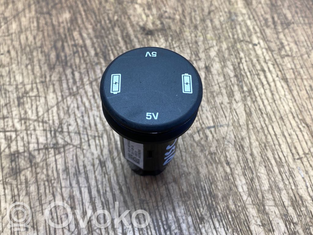 Land Rover Discovery 5 USB socket connector 