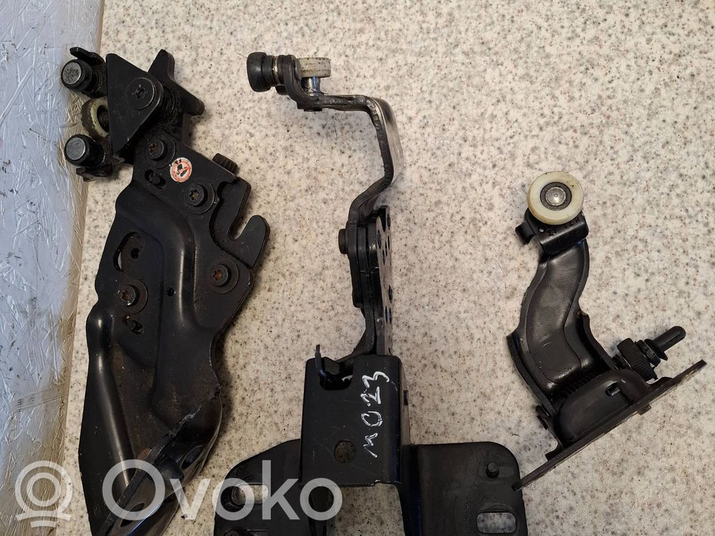 Ford B-MAX Apakšējais rullīša virzītājs / apakšējā eņģe 