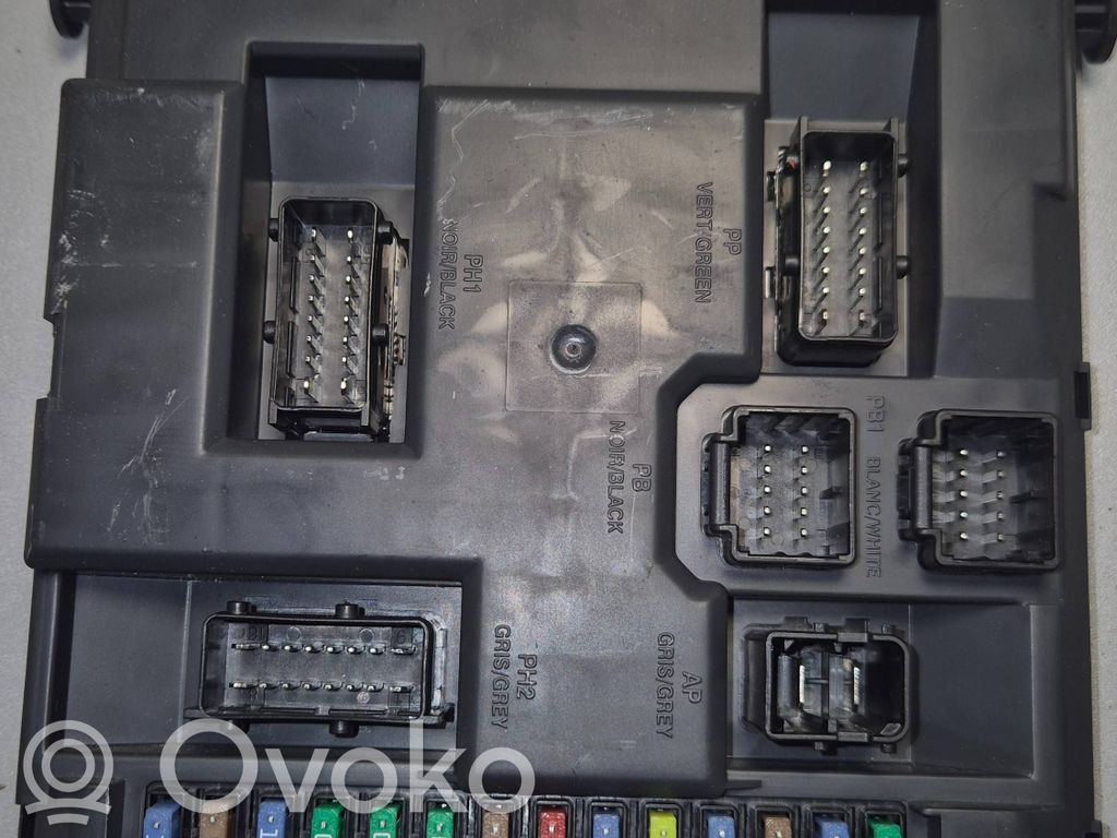 Citroen C4 II Picasso Fuse module 