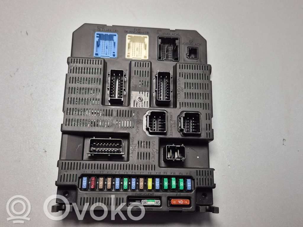 Opel Zafira B Fuse module 