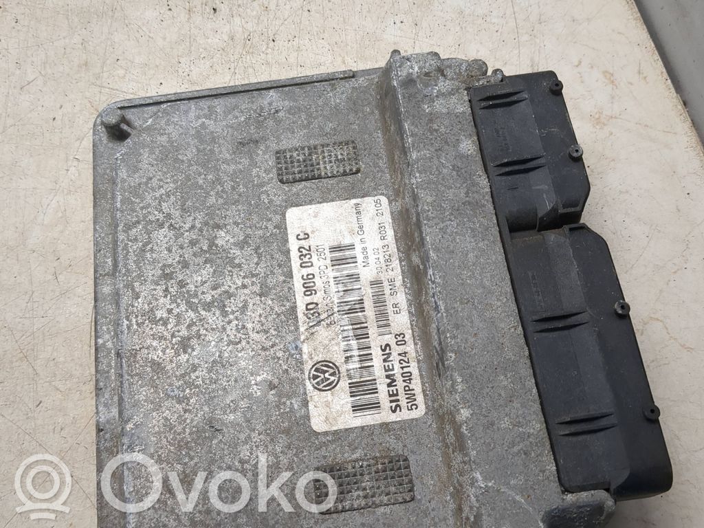 Volkswagen PASSAT B6 Engine control unit/module 